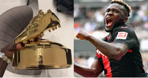 Victor Boniface shows off his 2022-23 Europa League top scorer award