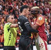 Victor Osimhen and Besiktas Emirhan Topçu clash