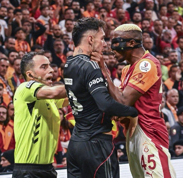 Victor Osimhen and Besiktas Emirhan Topçu clash