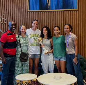 Ashleigh Plumptre introduces dad to her 'social media mum' and daughters