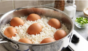 Boiling rice and egg