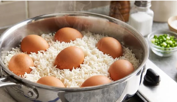 Boiling rice and egg