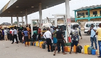 Nigerians queuing at petrol stations to buy fuel as scarcity persists