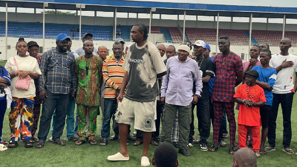 Nwankwo Kanu and Enyimba staff
