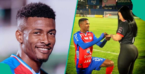 Costa Rica footballer Derrikson Quiros proposing to his fiance
