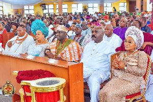 Alaafin of Oyo seated in the middile of the Igbinedions