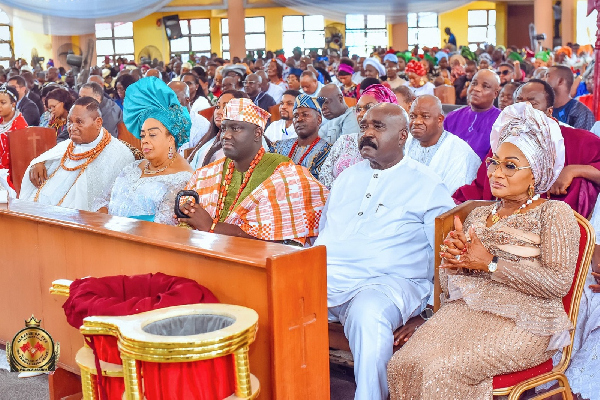 Alaafin of Oyo seated in the middile of the Igbinedions
