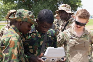 A U.S soldier and Nigerian soldiers in Bauchi