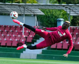 Victor Osimhen practice bicycle kick at training