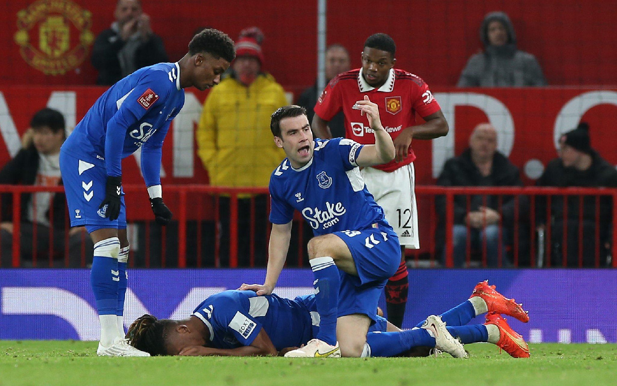 Iwobi tried to push the Toffees over the line, but he just fell short