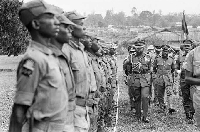 Ojukwu inspecting Biafran soldiers