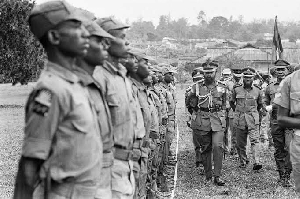 Ojukwu inspecting Biafran soldiers