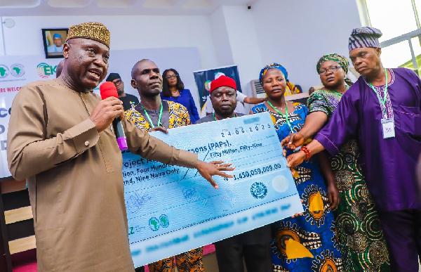 Oyebanji with the beneficiaries