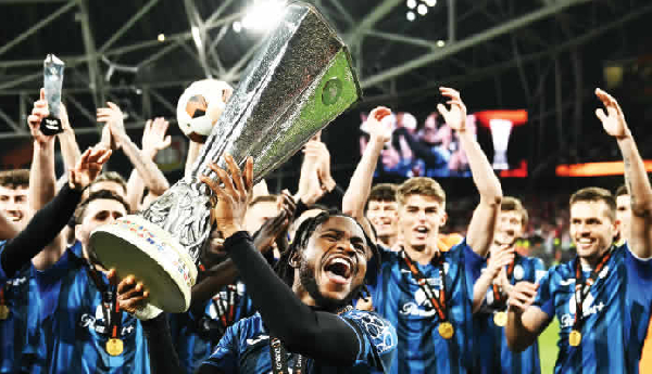 Ademola Lookman lifting the Europa Leagues trophy