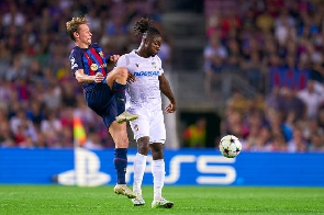 Fortune Bassey up against Frenkie De Jong during Barcelona's UCL clash against Plzen