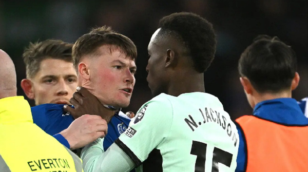 Nicolas Jackson had to be pulled away from Everton players by his manager.