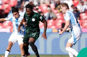 Nigeria's Orseer Achihi sandwiched by two Argentine players